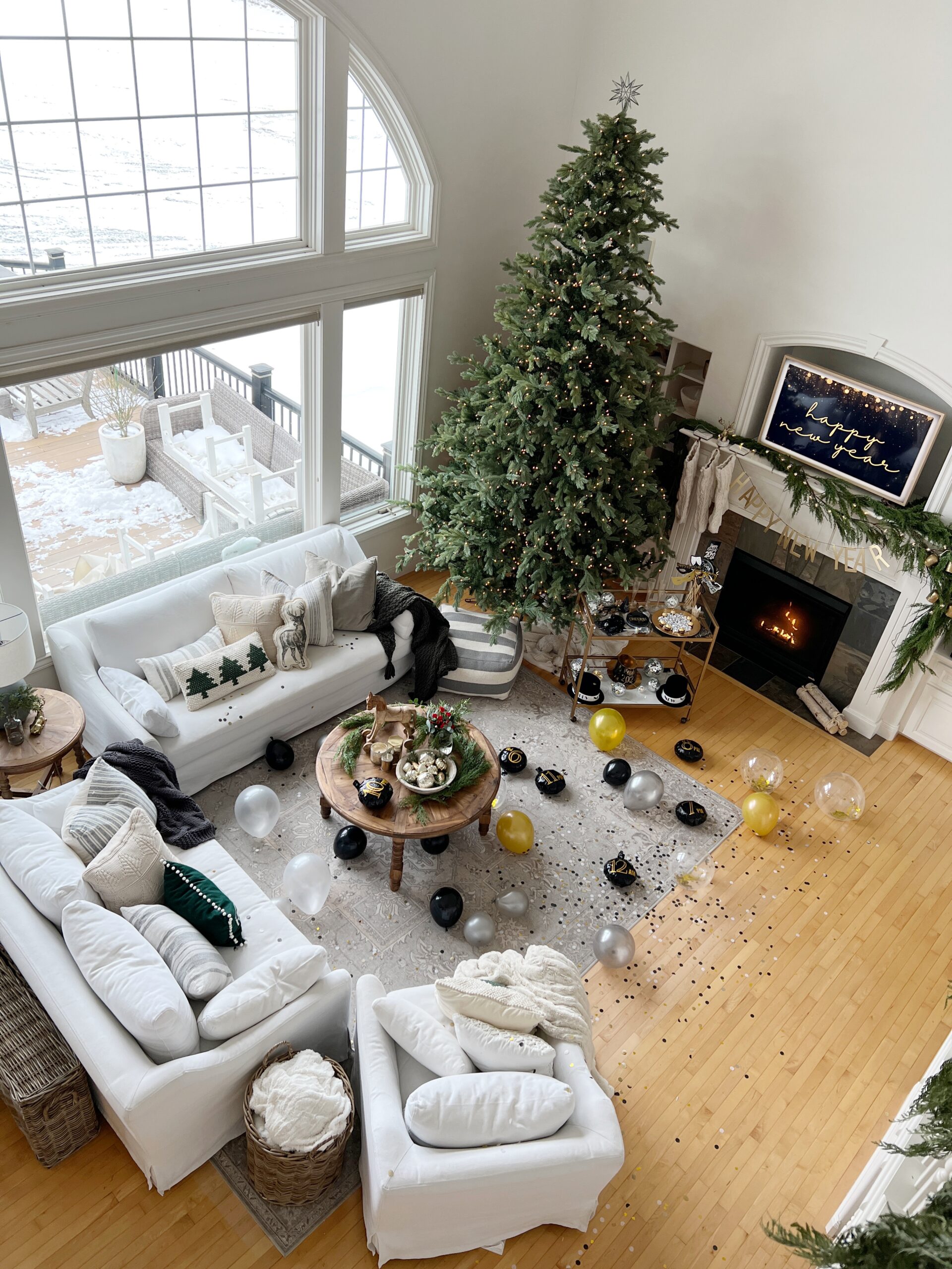 Spacious Living Room with Christmas Tree and Festive Garlands — New Years Eve Party Decor