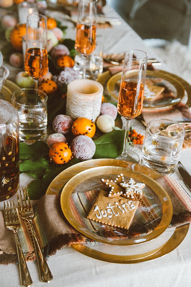 Elegant Gold Charger Plates with Gingerbread Place Cards for New Year's Eve — Gold New Years Eve Decor