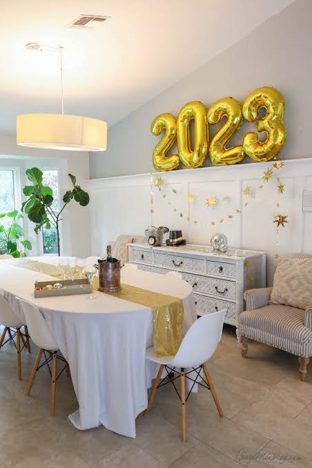 Modern Dining Room with Large Gold '2023' Balloons — New Years Eve Party Decor
