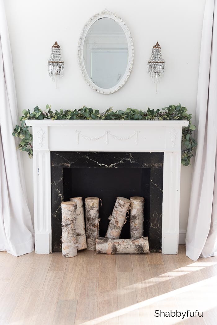 Traditional Living Room Fireplace Mantel with Green Garland — Winter Home Decor