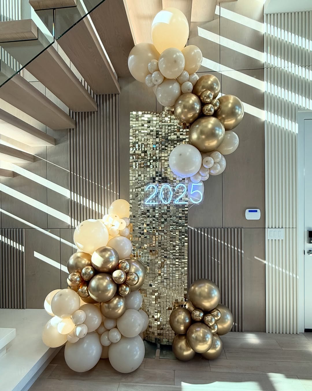 Modern Gold and Cream Balloon Arch with '2025' Neon Sign — New Years Eve Party Decor