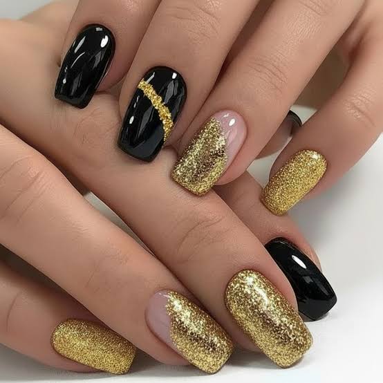 Glamorous Black Nails with Gold Accents and Glitter for New Year's Eve — Close-Up Take — Gold New Years Eve Decor