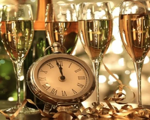 Elegant Table Setting with Gold Chargers, Black Candles, and Disco Balls — Gold New Years Eve Decor