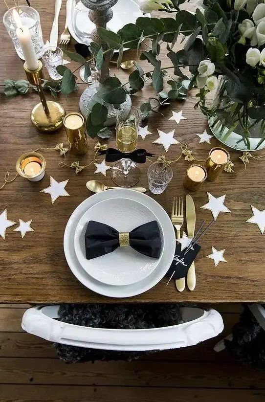Elegant Place Setting with Black Bow Tie Napkin Holder and Gold Cutlery — Gold New Years Eve Decor