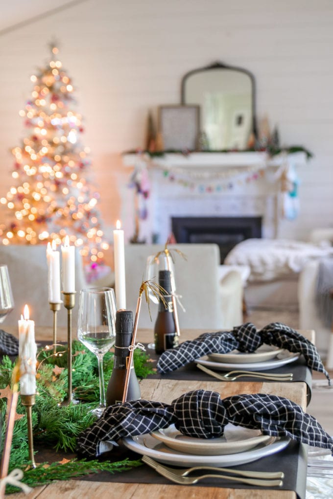Modern Dining Table with Black Checkered Napkins and Greenery — New Years Eve Party Decor